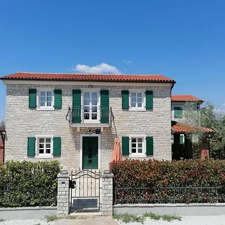 Nika Mit Privatem Aussenwhirlpool Buici (Istria)